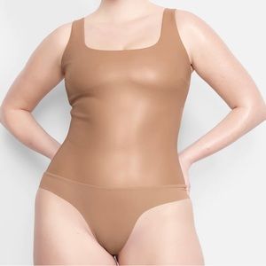 SKIMS FAUX LEATHER SCOOP BODYSUIT / SIENNA